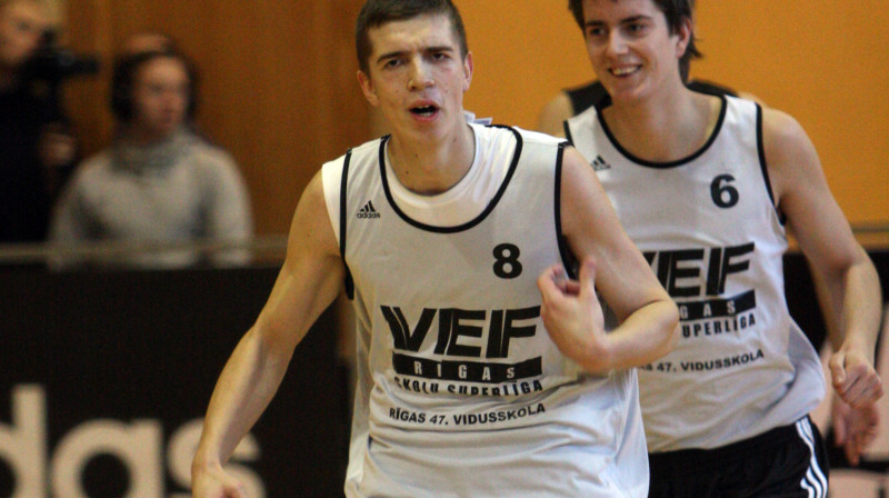 Rīgas 47. vidusskolas basketbolisti Jānis Eiduks un Nauris Salmiņš divatā guva 50 punktus
Foto: Renārs Buivids
