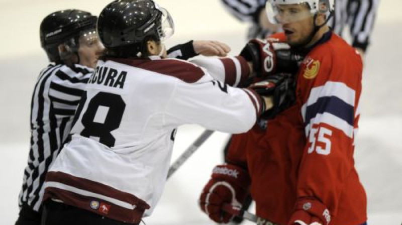 Sergejam Pečuram un citiem Latvijas uzbrucējiem nesekmējās ar norvēģu vārtu uzlaušanu
Foto: Romāns Kokšarovs, Sporta Avīze, f64