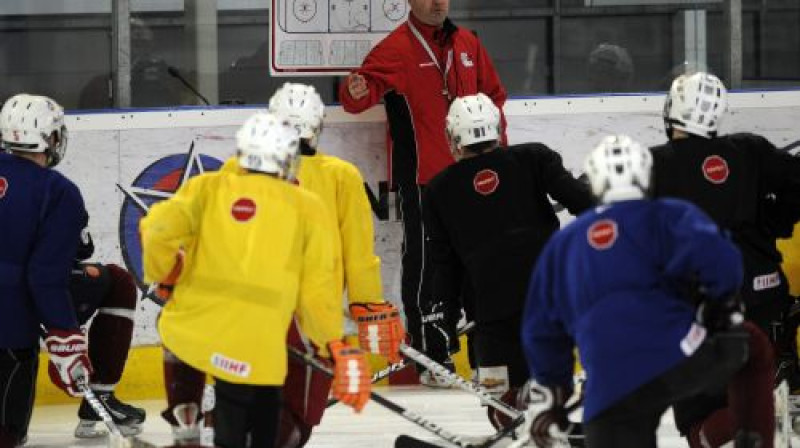 Leonīds Tambijevs un Latvijas U-18 izlase
Foto: Romāns Kokšarovs, Sporta Avīze, f64