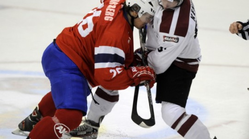 Ronalds Ķēniņš ir viens no retajiem Latvijas izlasē, kurš var presingot visu spēli. .
Foto: Romāns Kokšarovs, Sporta Avīze/ f62