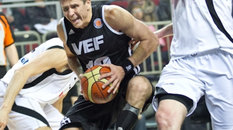 Sandis Valters caurgājienā pret Krasnije Krilja.
Foto: Mikus Klavins, VEF Riga