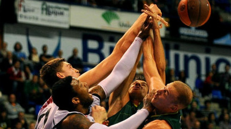 Kristaps Valters (centrā) cīnās par bumbu
Foto: AFP/Scanpix