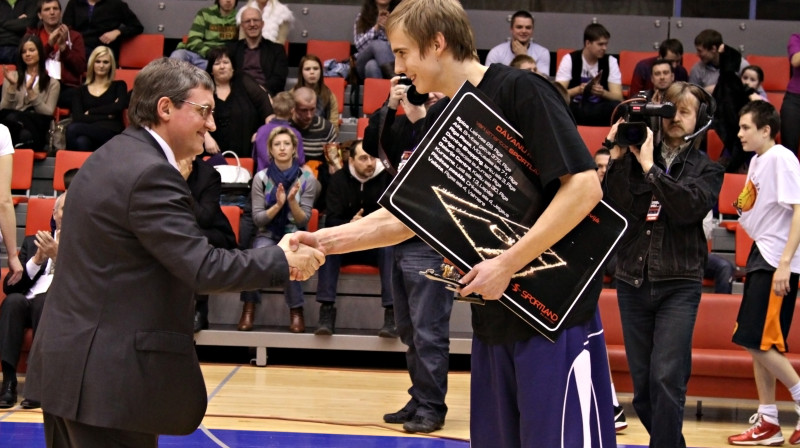 LBL 2011.gada Zvaigžņu spēles slam dunk konkursa uzvarētājs Kristaps Dārgais gatavojas parādīt efektīvāko un efektīgāko spraudienu arī Daugavpilī. 
Foto: Ivars Veiliņš