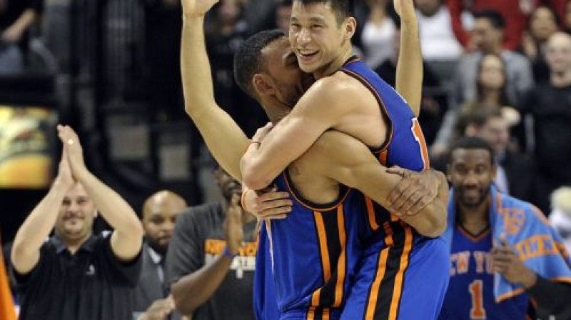 Džeremijs Lins saņem Džereda Džefrīsa apsveikumus
Foto: Reuters/Scanpix