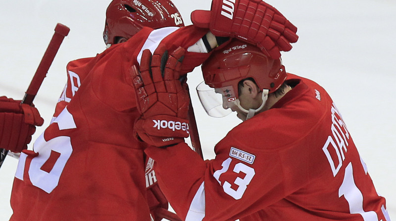 Pāvels Dacjuks (pa labi) saņem apsveikumus par uzvaras vārtu gūšanu 
Foto: AP/Scanpix