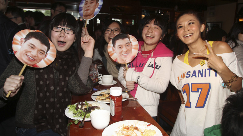 "Linsanity" turpinās pilnā apjomā 
Foto: AP/Scanpix