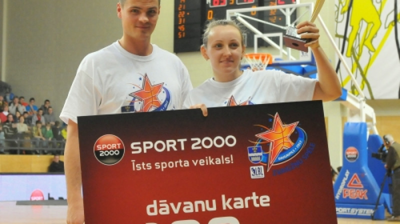 Sport 2000 B.a.l.l. trīspunktnieku konkursa uzvarētāja Kristīna Egle un Sport 2000 pārstāvis Salvis Mētra.
Foto: Romualds Vambuts