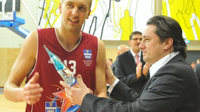 LBL 20.Zvaigžņu spēles vērtīgākais spēlētājs Žanis Peiners saņem balvu no Daugavpils domes Sporta pārvaldes vadītāja Aleksandra Isakova.
Foto: Romualds Vambuts