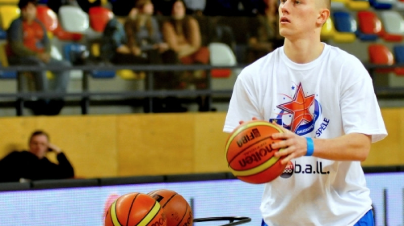 BK Saldus pārstāvis LBL Zvaigžņu spēles Sport 2000 B.a.l.l. trīspunktnieku konkursā Miķelis Pušilovs turpinās cīņu pusfinālā.
Foto: Romualds Vambuts