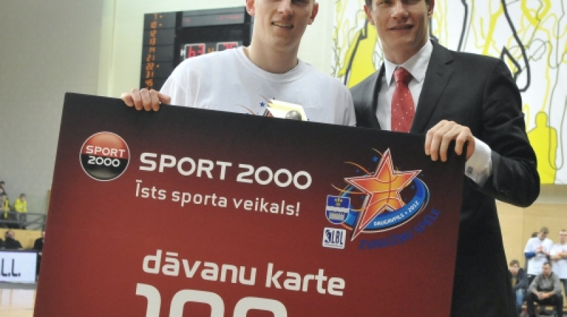 Sport 2000 B.a.l.l. trīspunktnieku konkursa uzvarētājs LBL 2 konkurencē saldenieks Miķelis Pušilovs un LBS ģenerālsekretārs Edgars Šneps.
Foto: Romualds Vambuts