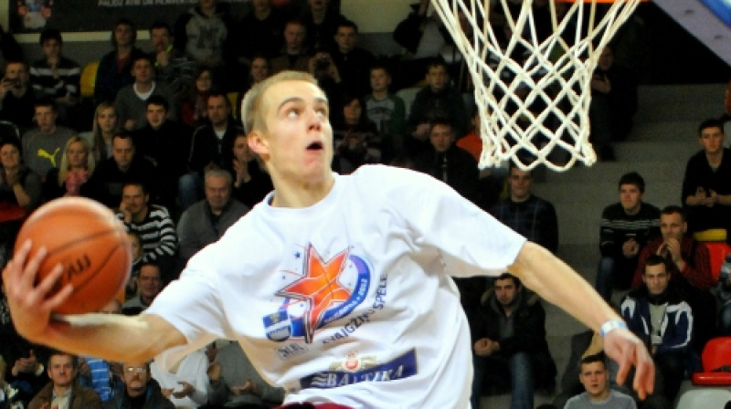 Baltika slam dunk konkursa uzvarētājs Kristaps Dārgais.
Foto: Romualds Vambuts