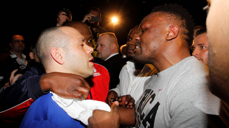 Dereks Čisora paspēja apspriesties arī ar Deivida Heja menedžeri 
Foto: AFP/Scanpix