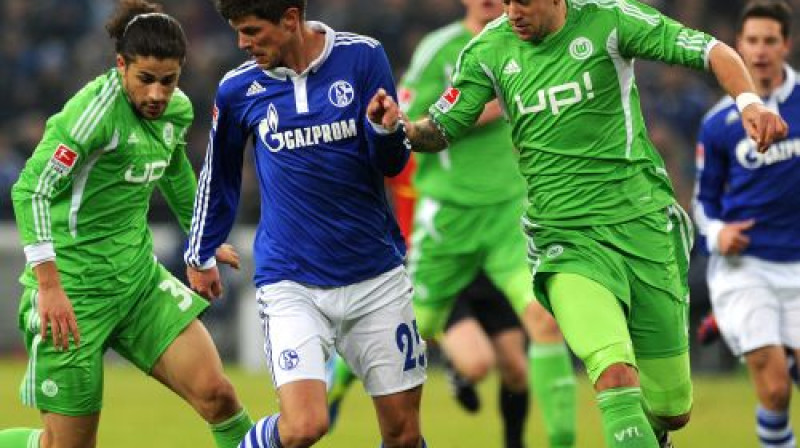 Klāss Jans Huntelārs "Wolfsburg" futbolistu ielenkumā
Foto: AFP/Scanpix