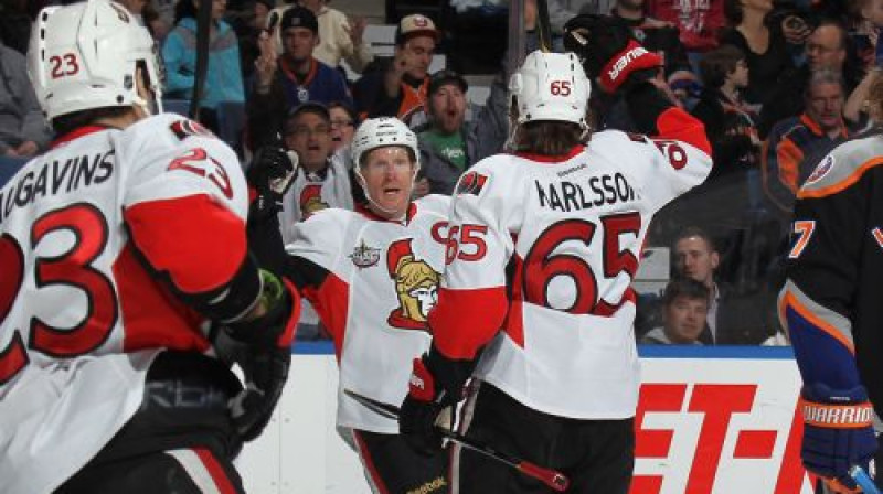 Kaspars Daugaviņš dodas sveikt komandas biedrus
Foto: AFP/Scanpix