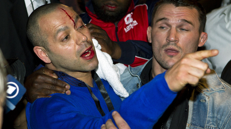 Adams Būts (pa kreisi) incidenta laikā
Foto: AP/Scanpix