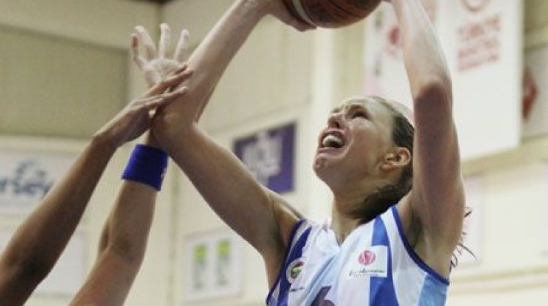 Kristena Mena mēģina kavēt Zani Tamani
Foto: www.fenerbahce.org