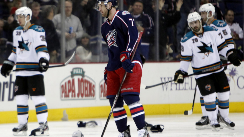 Džefs Kārters guva trīs vārtus vienā spēlē un lika līdzjutējiem uz ledus mest cepures 
Foto: AP/Scanpix