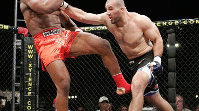 Glovers Teikseira (pa labi) cīņā ar Remo Tjeri Sokadžu
Foto: fcfighter.com