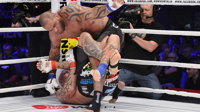 Valentīns Overīms cīņā ar Marcinu Rozaļski
Foto: sherdog.com