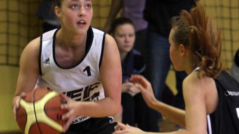 Uzbrukumā RNDV basketboliste Sabīne Dukāte, kura šosezon jau pārstāv Latvijas čempionvienību "TTT-Rīga"
Foto: Renārs Buivids