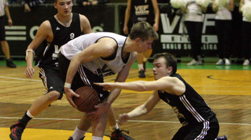 Rīgas Valsts 1. un 2. ģimnāzijas basketbolistu batālijas VEF RSSL spēlē
Foto: Renārs Buivids