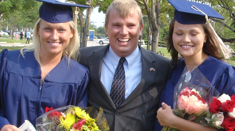 No kreisās: Florida International University absolvente Liene Bernsone, Latvijas Goda konsuls Barijs Movels un Lāsma Jēkabsone.
Foto: FIU