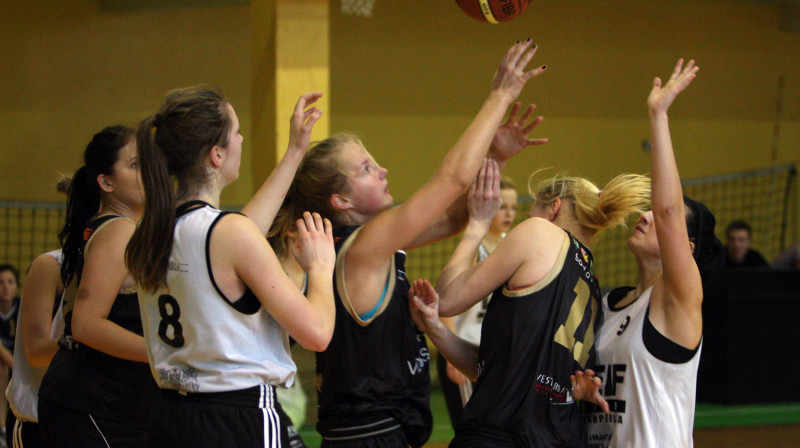 Rīgas 49. vidusskolas basketbolistes ar 83:27 pārspēj Rīgas Imantas vidusskolu
Foto: Renārs Buivids