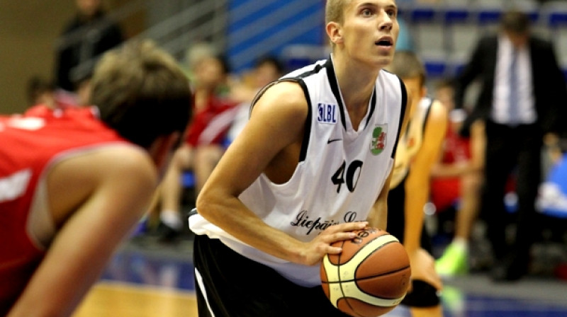 Liepājnieks Roberts Stumbris EYBL 2013 pirmajā kārtā piecās spēlēs vidēji guva 12,8 punktus un izcīnīja 7,8 atlēkušās bumbas
Foto: Mārtiņš Sīlis