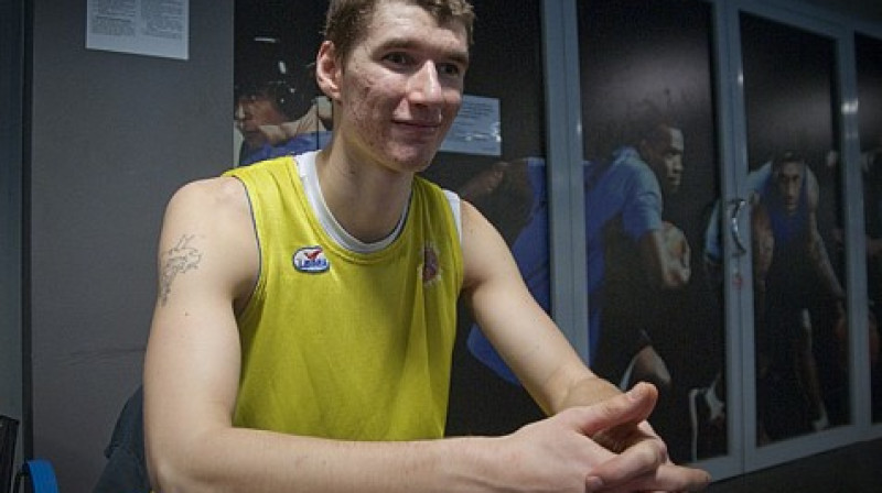 Garākais Latvijas basketbolists - 2,20m...

Foto: basket.lv