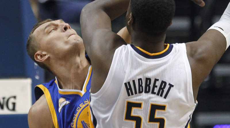 Andris Biedriņš pret Roju Hibertu
Foto: AP/Scanpix