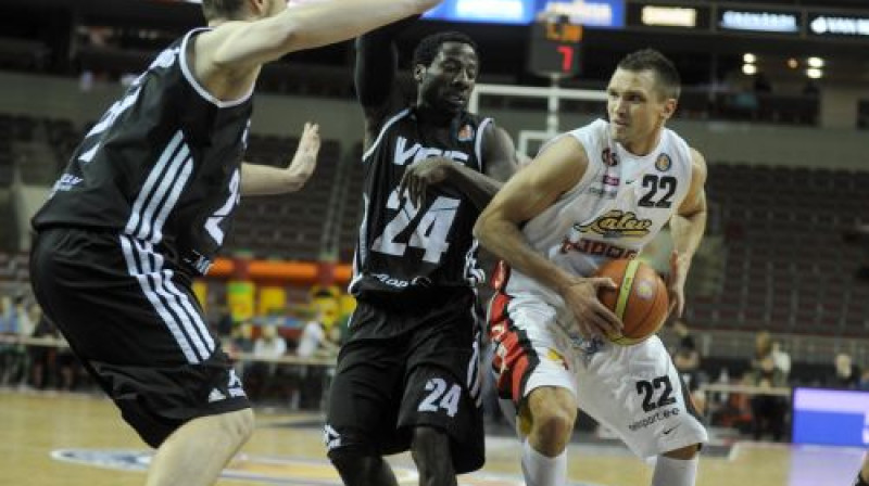 VEF pret Armandu Šķēli
Foto: Romāns Kokšarovs, Sporta Avīze, f64