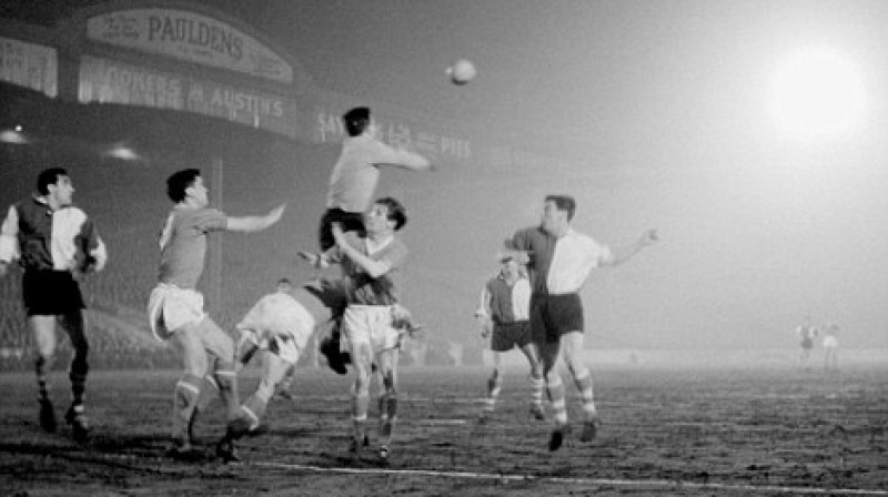 Kadrs no "Manchester United" un "Athletic Bilbao" cīņas pirms 55 gadiem - abu komandu līdz šim pēdējā tikšanās reizē. 
Foto: Daily Mail