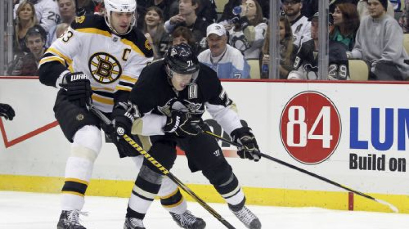 Jevgeņiju Malkinu nespēja apturēt arī "Bruins" kapteinis Zdeno Hāra
Foto: AFP/Scanpix