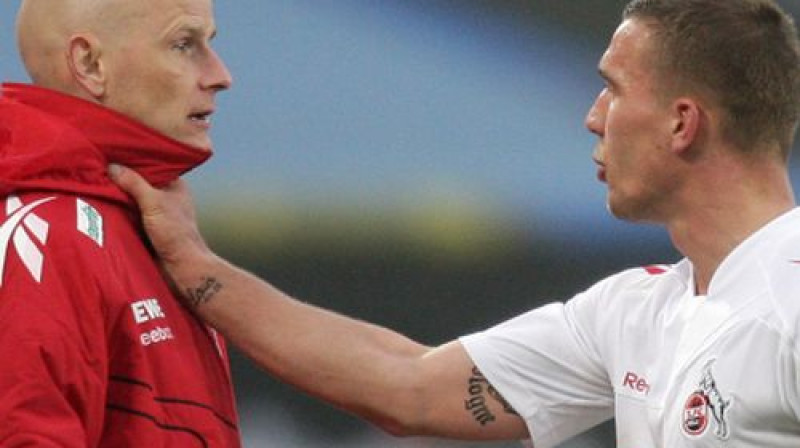 Lukašs Podoļskis (no labās) un "Koln" galvenais treneris Stole Solbakens
Foto: AFP/Scanpix