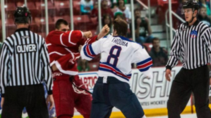 Epizode no dūru cīņas.
Foto: dubuquefightingsaints.com