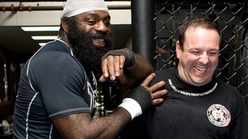 Kevins "Kimbo Slais" Fergusons (pa kreisi) ar savu BJJ instruktoru Džordžu Toniju 
Foto: 123people.com
