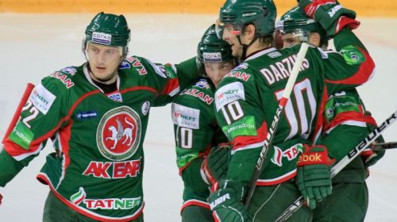 Lauris Dārziņš ar komandas biedriem 
Foto: ak-bars.ru