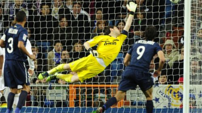 Bumba pēc Santi Kasorlas sitiena ielido Ikera Kasiljasa sargātajos vārtos
Foto: AFP/Scanpix