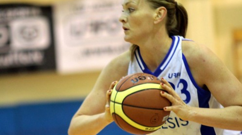 Kimberly Butler Cēsu sastāvā spēlē ar #33
Foto: Juris Kalniņš, www.skcesis.lv