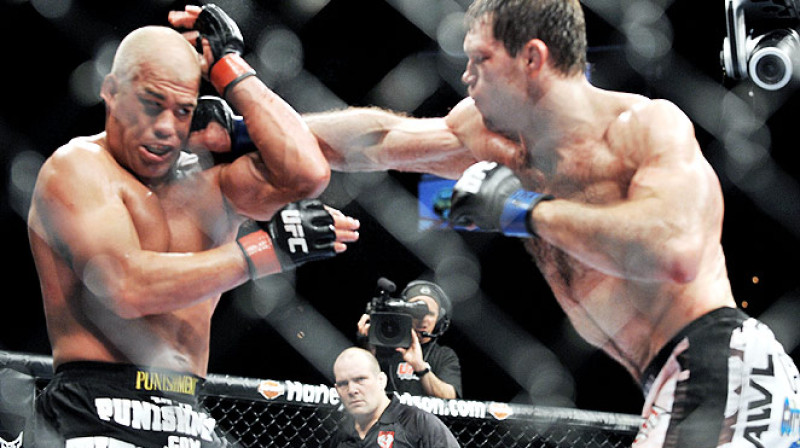 Tito Ortizs (pa kreisi) cīņā ar Forestu Grifinu
Foto: mmafighting.com