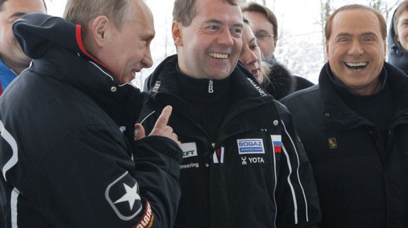 Krievijas premjerministrs Vladimirs Putins, Krievijas prezidents Dmitrijs Medvedevs un bijušais Itālijas premjerministrs Silvio Berluskoni 9. martā apmeklēja Soču kamaniņu un bobsleja...