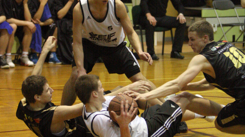 Rīgas Teikas vidusskolas un Rīgas 49. vidusskolas basketbolisti cīņā par bumbu
Foto: Renārs Buivids