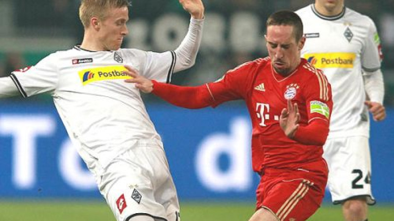 Franks Riberī (pa labi) realizēja pēcspēles 11 metru sitienu, palīdzot "Bayern" tikt finālā
Foto: bundesliga.de