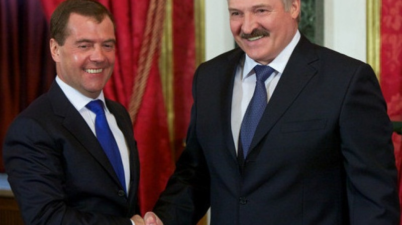 Krievijas prezidents Dmitrijs Medvedevs un Aleksandrs Lukašenko 2012. gada 19. martā
Foto: AP/Scanpix