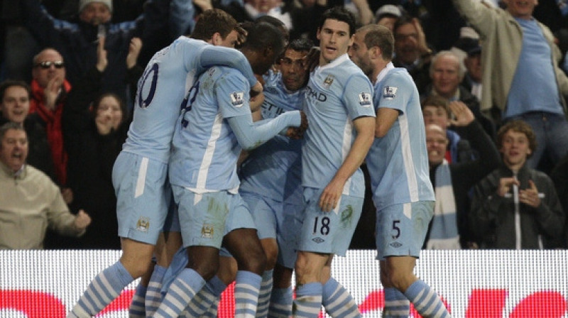 "Manchester City" futbolisti pēc otro vārtu gūšanas. Arī Karloss Tevess...
Foto: EMPICS Sport/Scanpix