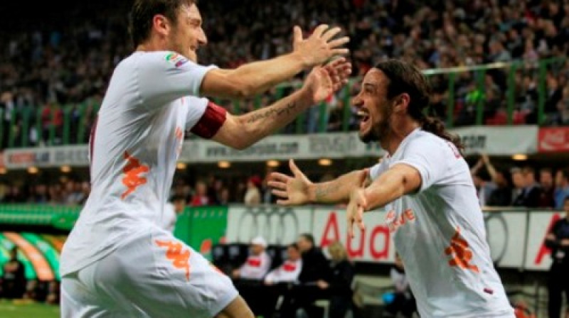 Komandas kapteinis Totti līksmo kopā ar pirmo vārtu autoru Osvaldo.
Foto: AP Photo / Scanpix
