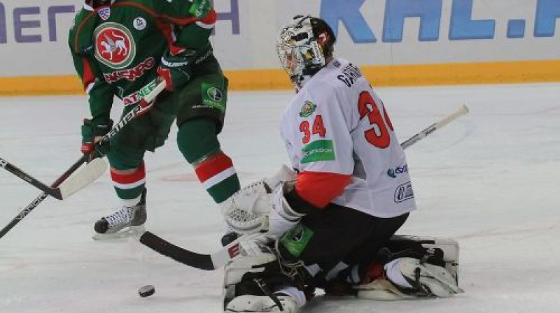 Lauris Dārziņš "Traktor" vārtu priekšā
Foto: ak-bars.ru