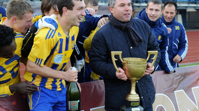 Komandas līdera Oļega Laizāna (ar šampanieti) aiziešana FK "Ventspils" galvenajam trenerim Sergejam Podpalijam (ar kausu) vēl var sagādāt pamatīgas galvassāpes. Foto: Romāns Kokšarovs, SA