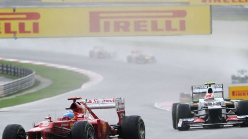 Fernando Alonso cīņā ar Sehio Peresu
Foto: AFP/Scanpix