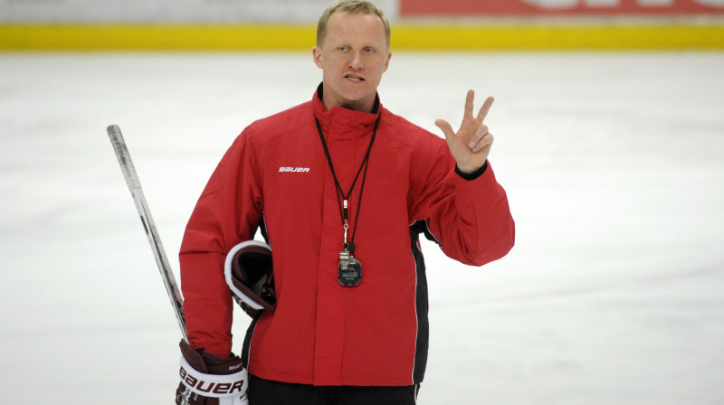 Latvijas izlases trenera Arta Ābola spēles prasme joprojām ir augstāka nekā vairākiem eksjunioriem no HK "Rīga"  
Foto: Romāns Kokšarovs, Sporta Avīze, f64